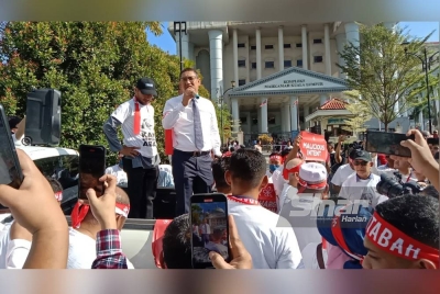 Ahmad Faizal Azumu ketika berucap di hadapan lebih 200 penyokong di pekarangan Kompleks Mahkamah Kuala Lumpur di sini.