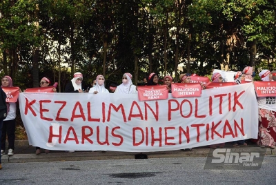Lebih 200 penyokong Presiden Parti Pribumi Bersatu Malaysia (Bersatu), Tan Sri Muhyiddin Yassin berkumpul di pekarangan kompleks Mahkamah Kuala Lumpur bagi memberikan sokongan terhadap beliau.
