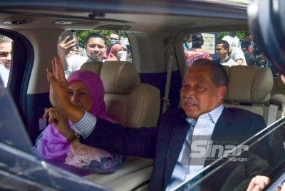 Muhyiddin diiringi ratusan penyokong ketika meninggalkan Kompleks Mahkamah Kuala Lumpur pada Jumaat. FOTO SINAR HARIAN/ RAFEQ REDZUAN