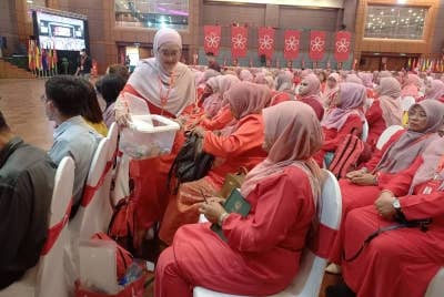 Tabung 'hibah Abah' diedarkan kepada 450 perwakilan dalam Persidangan Agung Tahunan Srikandi Bersatu Malaysia 2022 di Menara PGRM pada Jumaat.