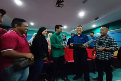 Mustafa (dua dari kanan) beramah mesra dengan petugas media selepas sesi Taklimat SKSPS dan SKSSR anjuran bersama Kelab Media Mutiara Pulau Pinang pada Jumaat.