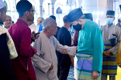 Baginda berkenan berangkat menunaikan solat Jumaat di Masjid Sultan Salahuddin Abdul Aziz Shah. - Foto Selangor Royal Office