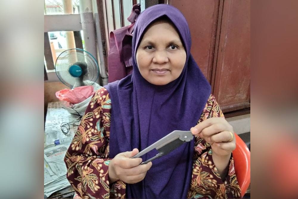 Faridah menunjukkan kati yang dijual di kedainya di Pasar Siti Khadijah.