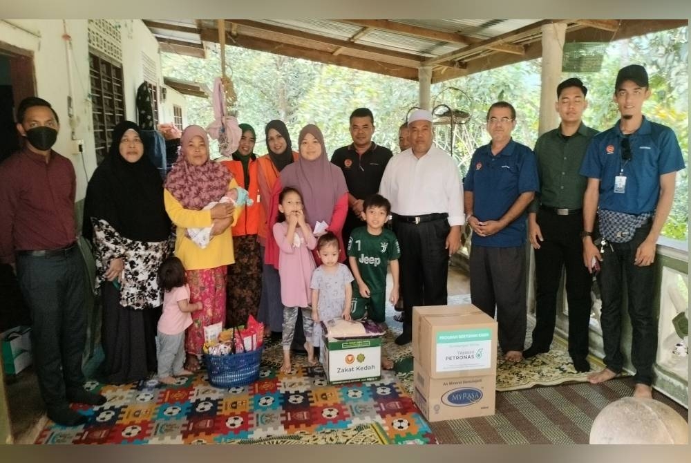 Siti Hafizoh (sixième à droite) avec ses cinq enfants a reçu la présence de Jhangir Khan (troisième à droite) et Ahmad Mustaqim (quatrième à droite) à Baling, Kedah.