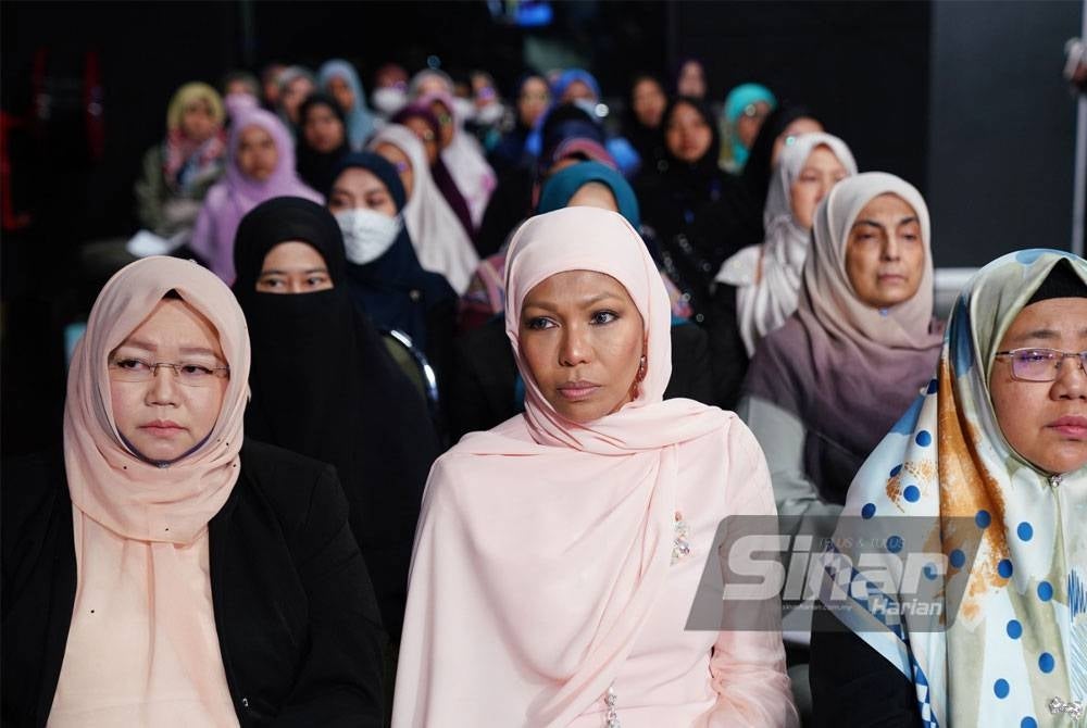 Tetamu wanita yang hadir memeriahkan program.