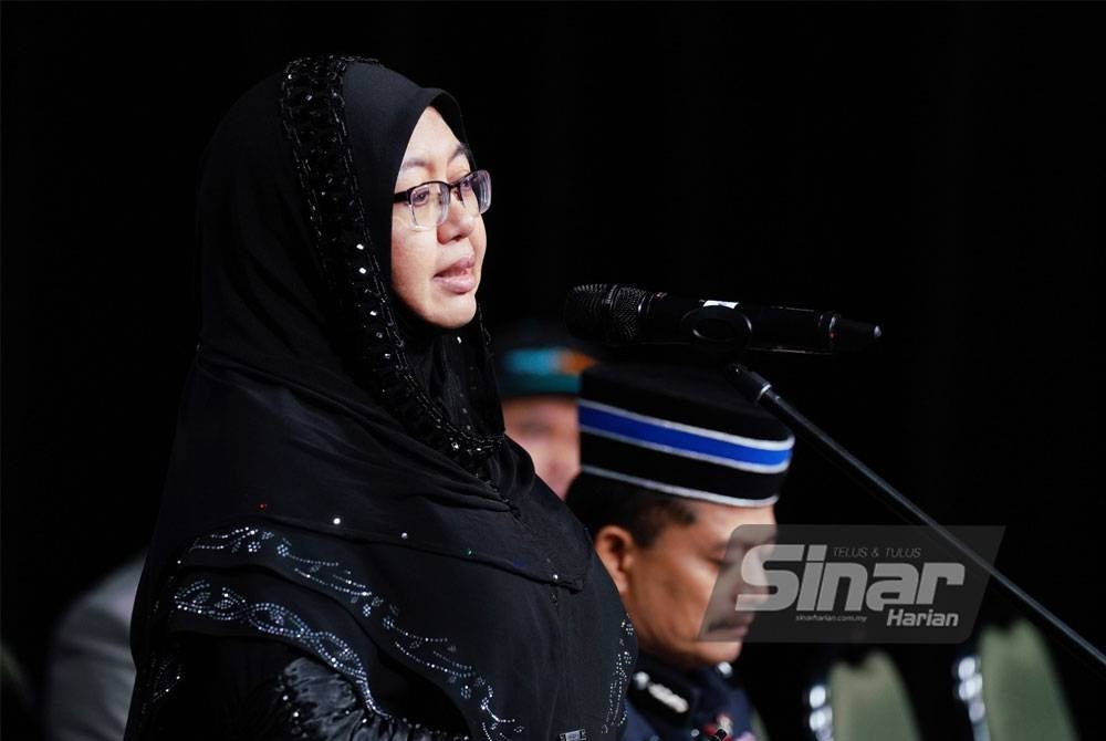 Penonton wanita turut memberikan soalan kepada speaker pada yang membincangkan topik memanusiakan pekerja di tempat kerja.