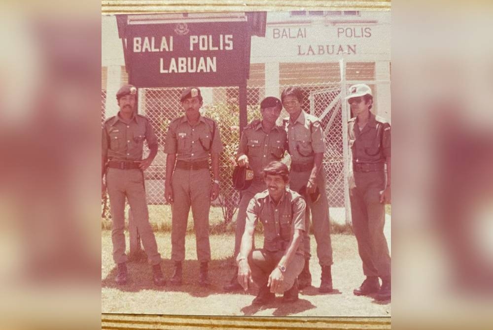Muda (duduk) pernah berkhidmat di Balai Polis Labuan.