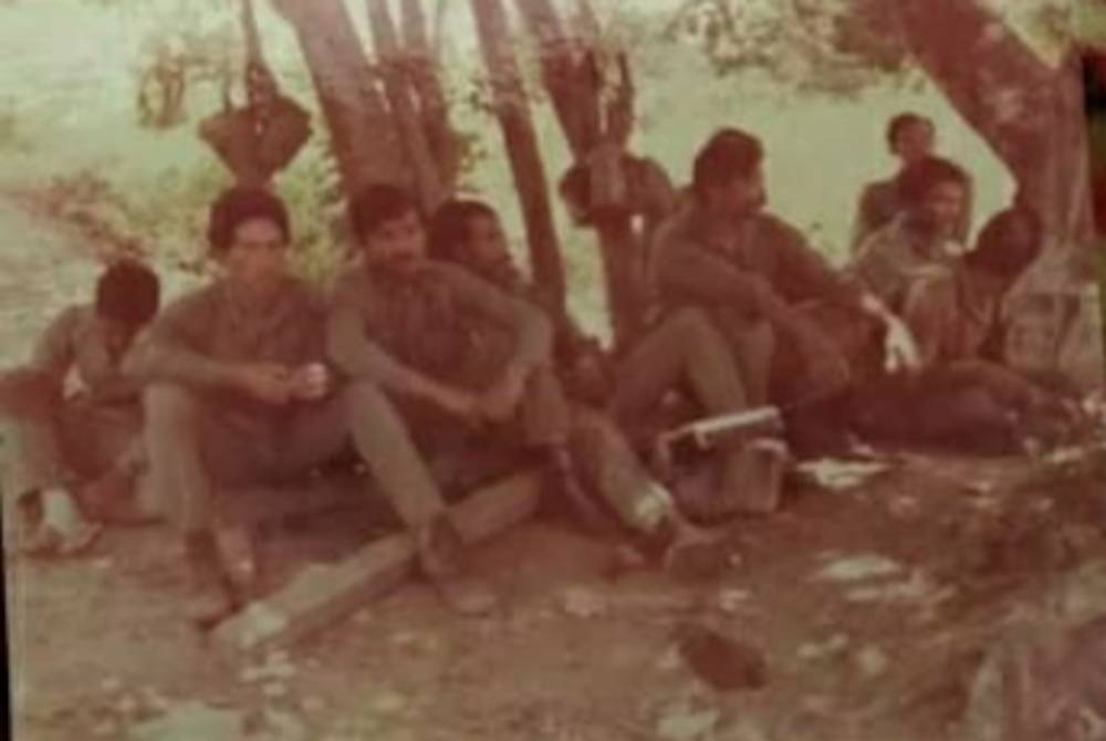 Bersama rakan sepasukan berehat ketika menjalani operasi di dalam hutan.