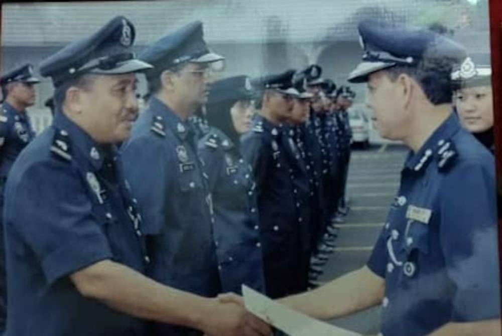 Muda (kiri) bersara daripada PDRM pada tahun 2010.