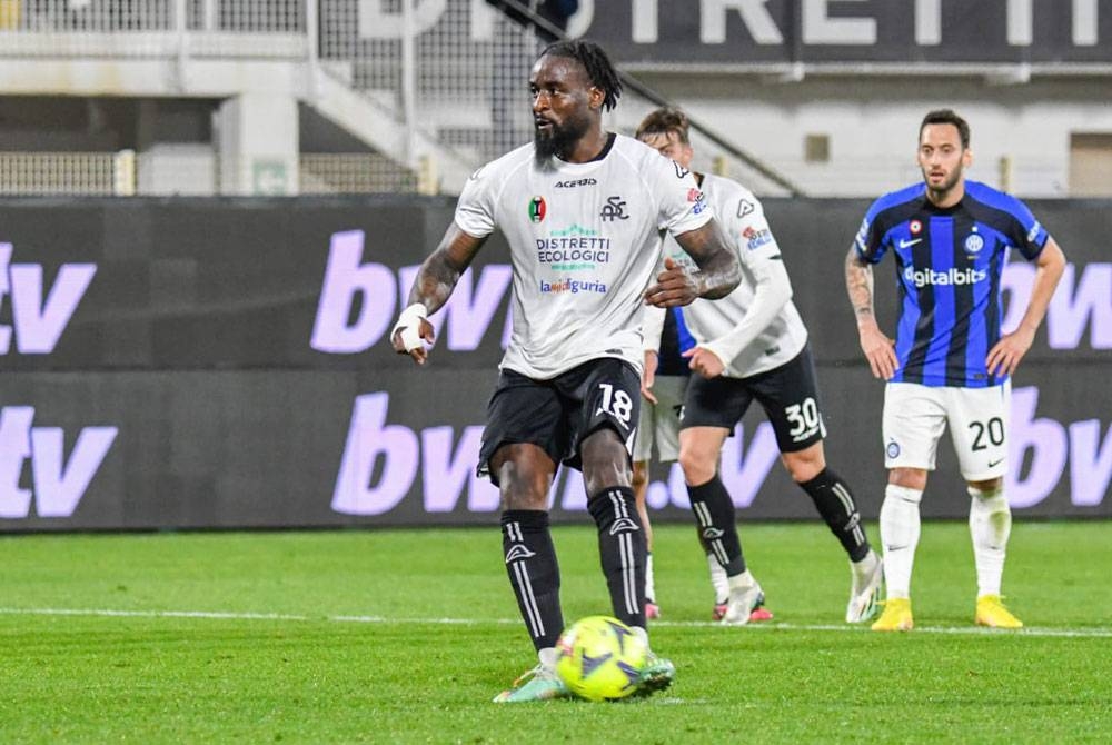 Nzola (kiri) meledak gol kemenangan Spezia ketika menewaskan Inter 2-1 dalam saingan Serie A awal pagi Sabtu. Foto EPA.