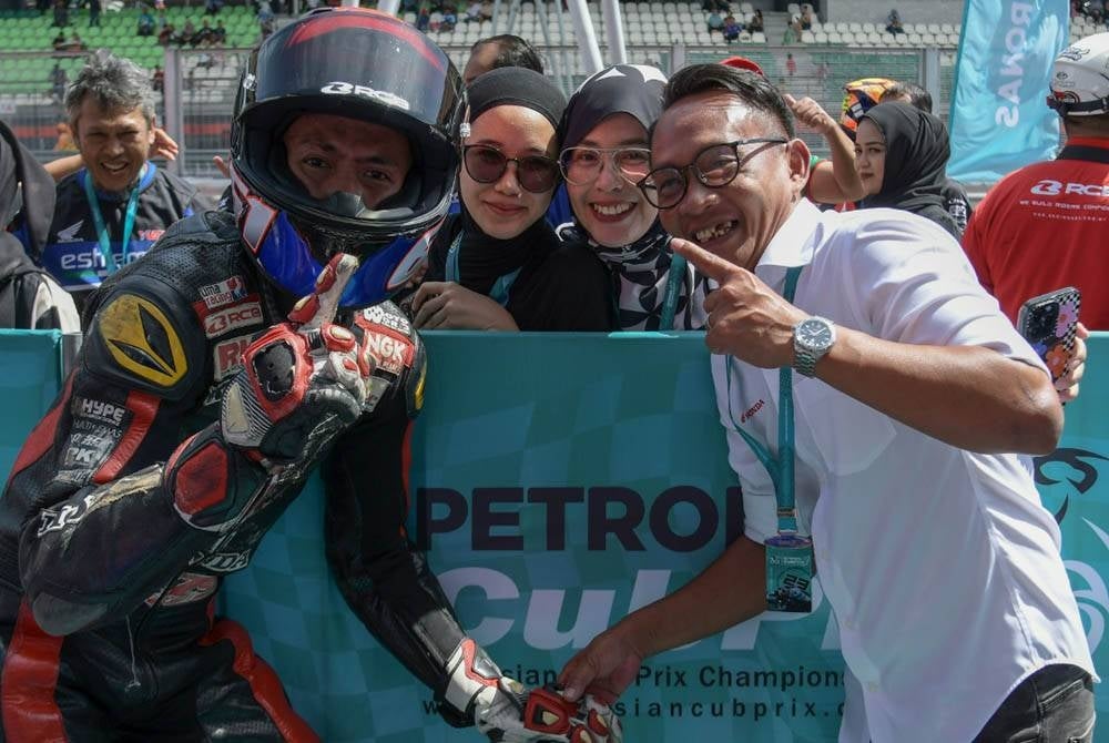 Shahrol Syazras (kiri) bermula garang pada pusingan pertama di Litar Antarabangsa Sepang Februari lalu.