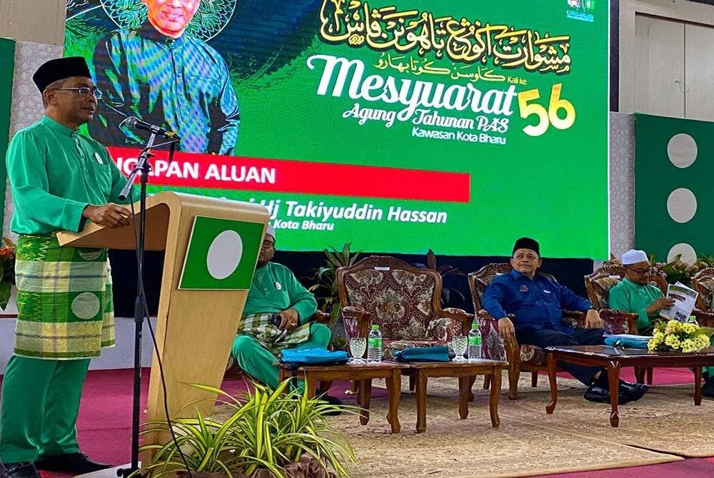 Takiyuddin menyampaikan ucapan semasa Mesyuarat Agung Tahunan Pas Kawasan Kota Bharu kali ke 56 di Kota Bharu yang turut dihadiri Shahidan (dua dari kanan).