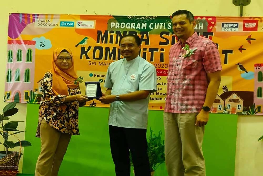 Azli (tengah) turut menyampaikan penghargaan kepada penghuni berusia emas di Sri Mahligai sempena program berlangsung