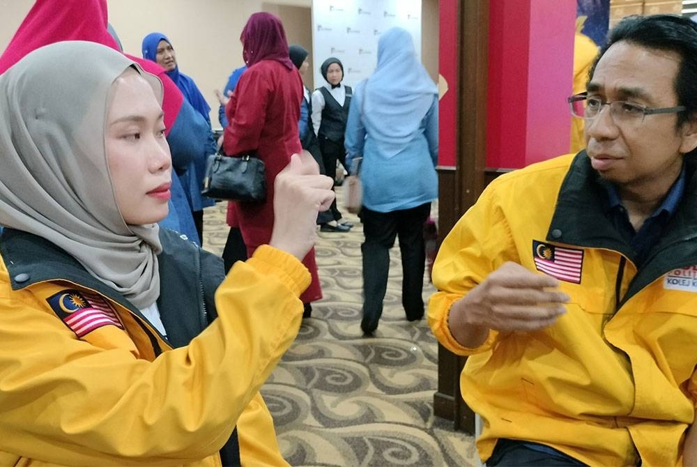 Nur Amiratul Farahin berinteraksi bersama pensyarah Politeknik Ibrahim Sultan, Mohd Nizam Saleh@Japri bagi persediaan ke 10th International Abilympics 2023 di Perancis.