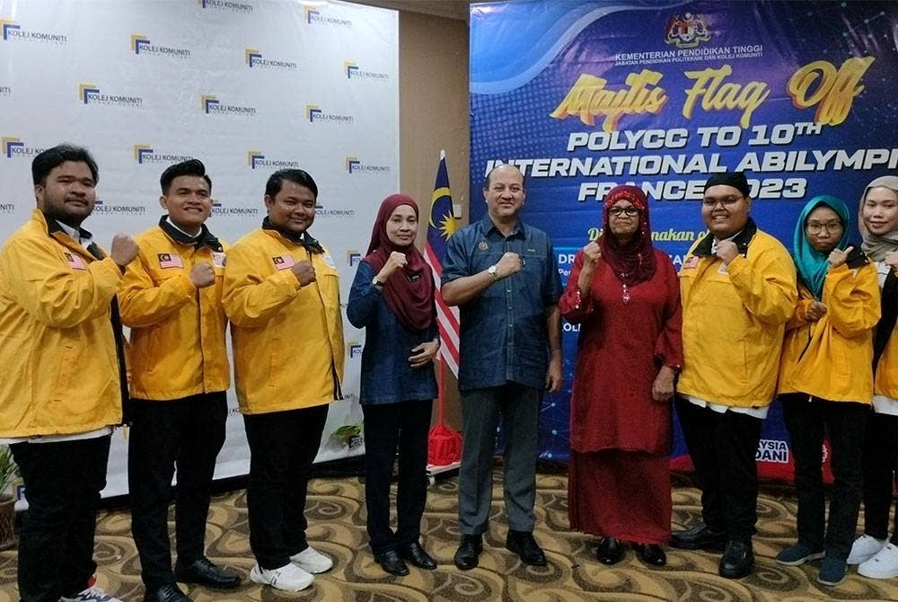 Enam peserta OKU yang bakal menyertai pertandingan peringkat antarabangsa bergambar bersama Mohd Zahari (tengah) dan Khatijah (empat kanan) semasa Flag Off Polycc to 10th International Abilympics France 2023.