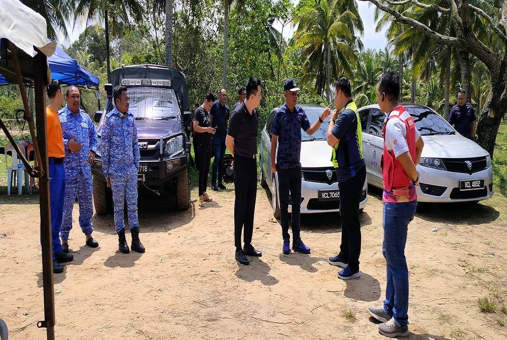 Wan Mohd Zahari (tiga dari kanan) berada di lokasi meninjau operasi pencarian mangsa dikhuatiri lemas di Pantai Cempaka di sini.