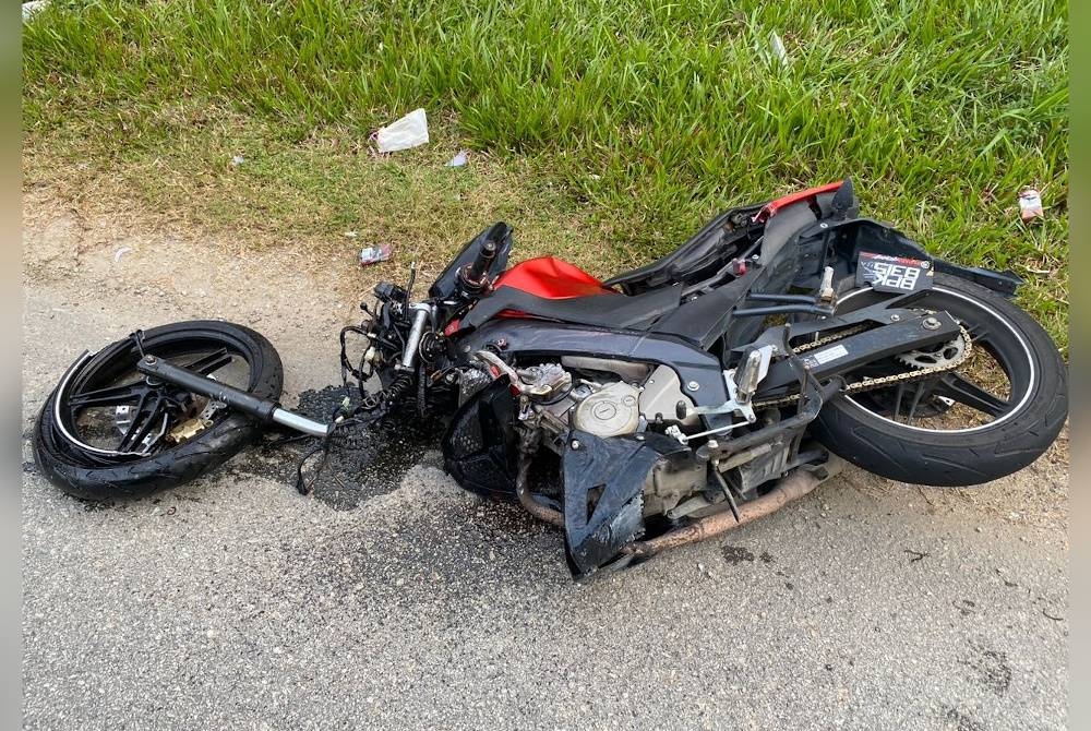 Motosikal yang ditunggang mangsa dalam nahas di Jalan Pajam pada pagi Sabtu. - Foto orang awam