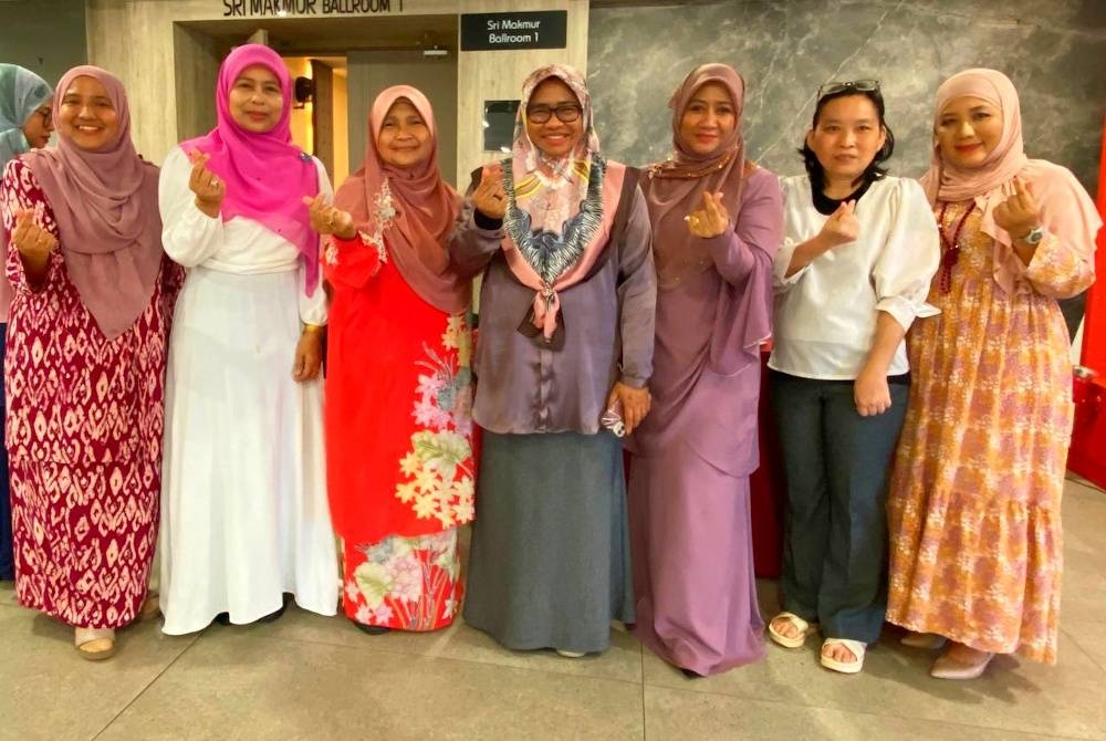 Hafidzah (tiga dari kiri) semasa hadir meraikan Sambutan Hari Wanita Peringkat PH Kelantan di Kota Bharu.