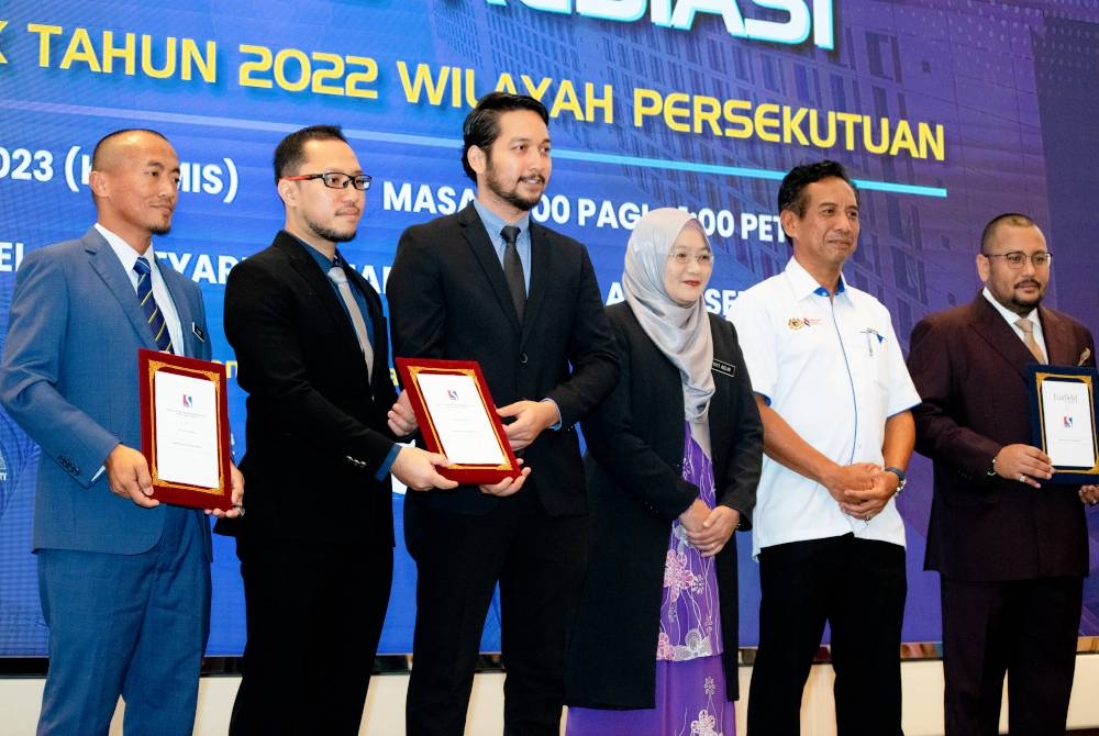Mohd Najib (kanan), Andree Susilo (kiri) dan Ali Karimi (tiga dari kiri) selepas majlis menandatangani MoU dengan Marriott International dan Hospital Islam Az Zahrah di Shah Alam, Selangor pada Sabtu.