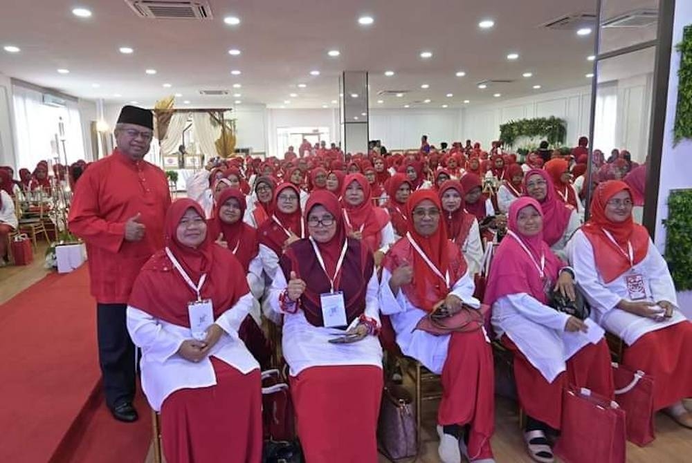 Ahli Parlimen Jempol, Datuk Shamshulkahar Mohd Deli berkesempatan meninjau perkembangan pemilihan berkenaan. - Foto FB Berita Parlimen Jempol