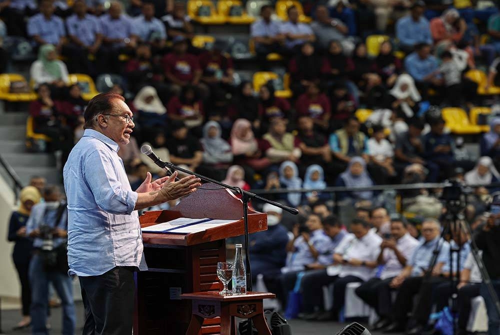 Anwar Iberucap sebelum merasmikan Hari Air Sedunia 2023 di Stadium Indera Mulia pada Sabtu. - Foto: Bernama