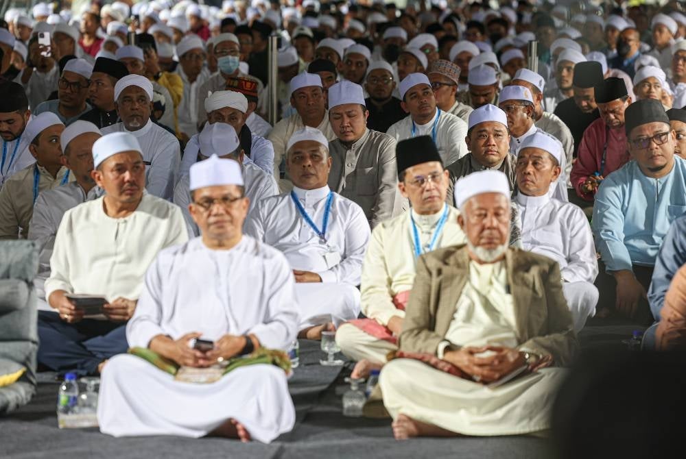 Sekitar suasana dan para peserta yang hadir pada program Selawat dan Munajat Perdana Untuk Malaysia bertemakan ‘Mahabbah Rasulullah Asas Kejayaan Malaysia MADANI’ di Stadium Bola Sepak Kuala Lumpur pada Sabtu - Foto Bernama