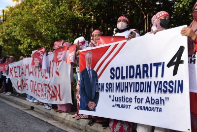 Lebih 200 penyokong Pengerusi Perikatan Nasional (PN), Tan Sri Muhyiddin Yassin hadir memberi sokongan di sekitar pekarangan kompleks Mahkamah Kuala Lumpur pada Jumaat.