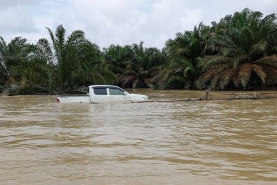 Situasi banjir di Kluang, Johor. Foto Bernama.