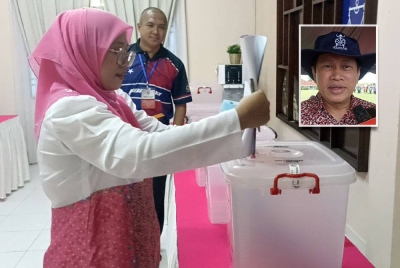 Pemilihan di peringkat Puteri UMNO Bahagian Pontian berjalan lancar di Dewan UMNO Pontian pada Sabtu. (Gambar kecil: Ahmad Maslan)