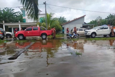 Operasi pemantauan dan penyelamatan anggota Balai Bomba dan Penyelamat Rengit di Kampung Parit Karjo. - Foto Bomba