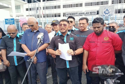 Hishamuddin (tengah) ketika sidang akhbar di perkarangan Ibu Pejabat Polis Daerah(IPD) Sentul di sini pada Sabtu.