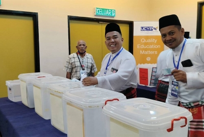 Md Jamil (dua dari kanan) mengundi pada Pemilihan Pemuda UMNO bahagian Kuantan di sini pada Sabtu.