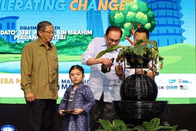 Anwar menyiram pokok Periuk Kera bagi menyempurnakan gimik perasmian Hari Air Sedunia 2023 di Stadium Indera Mulia pada Sabtu. - Foto: Bernama