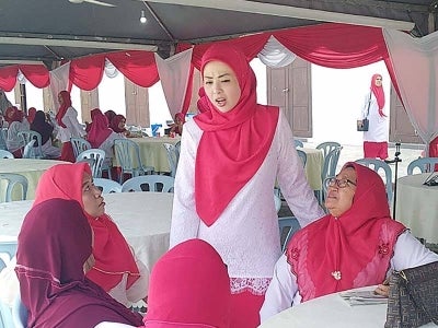 Nurulhidayah (berdiri) menyantuni perwakilan Wanita UMNO Bahagian Bagan Datuk di Wisma UMNO Bagan Datuk di sini pada Sabtu.