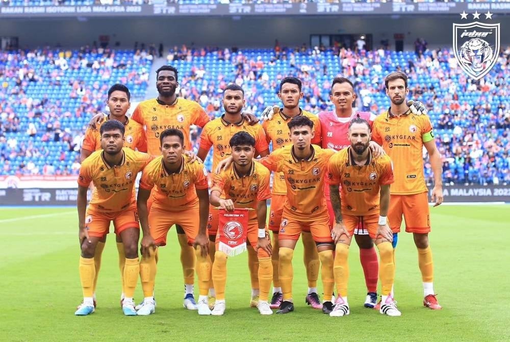 Kesebelasan utama Kelantan FC pada aksi berdepan JDT di Stadium Sultan Ibrahim pada Sabtu. - Foto FB Johor Southern Tigers