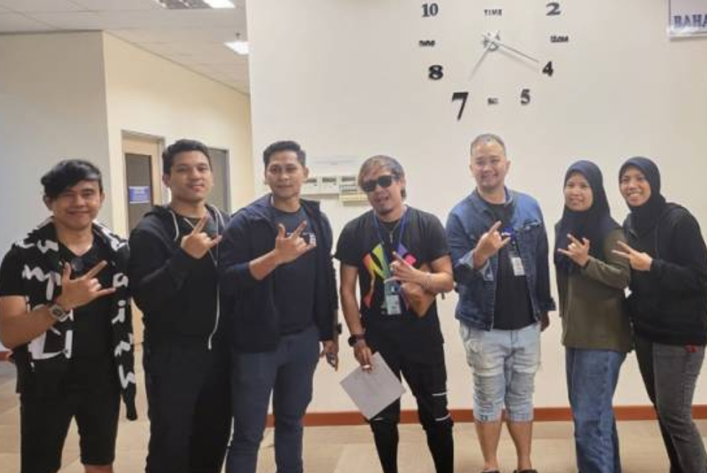 Ahli kumpulan Radja Band ketika membuat laporan di Balai Polis Larkin. - Foto Astro Awani