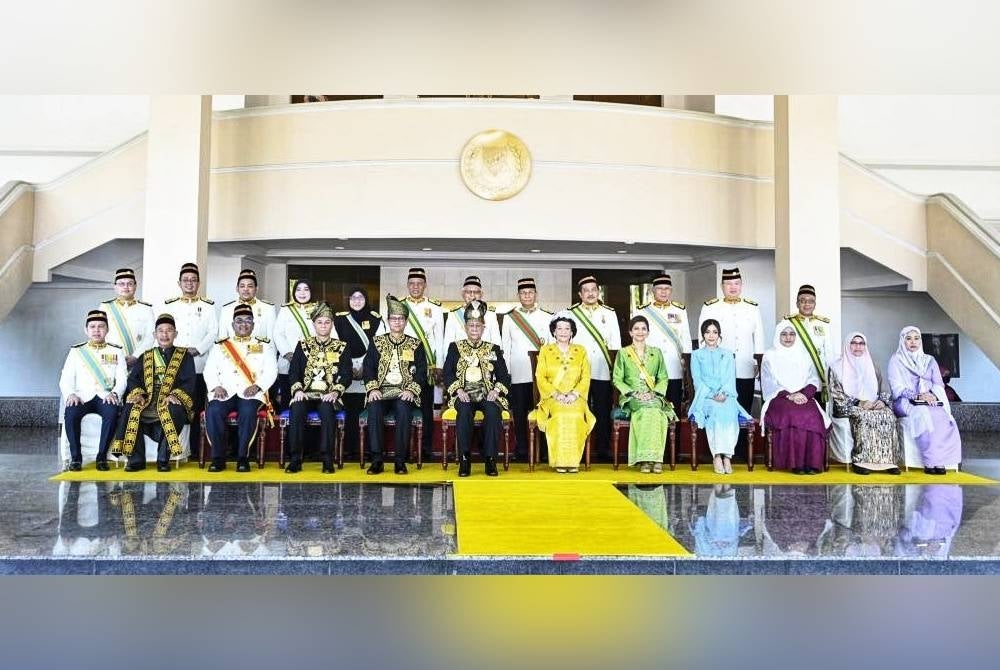 Sultan Sallehuddin bergambar bersama barisan Exco kerajaan negeri pada Mesyuarat Pertama Penggal Keenam DUN Kedah ke-14 di Wisma Darul Aman, Alor Setar pada Ahad.