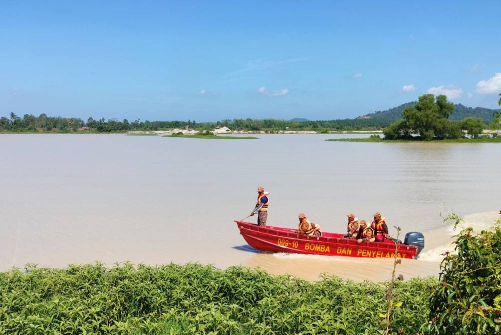 Anggota Jabatan Bomba dan Penyelamat Malaysia melakukan pencarian di lokasi kejadian dekat sebuah lombong di Kampung Permatang Kedundong, Pinang Tunggal.