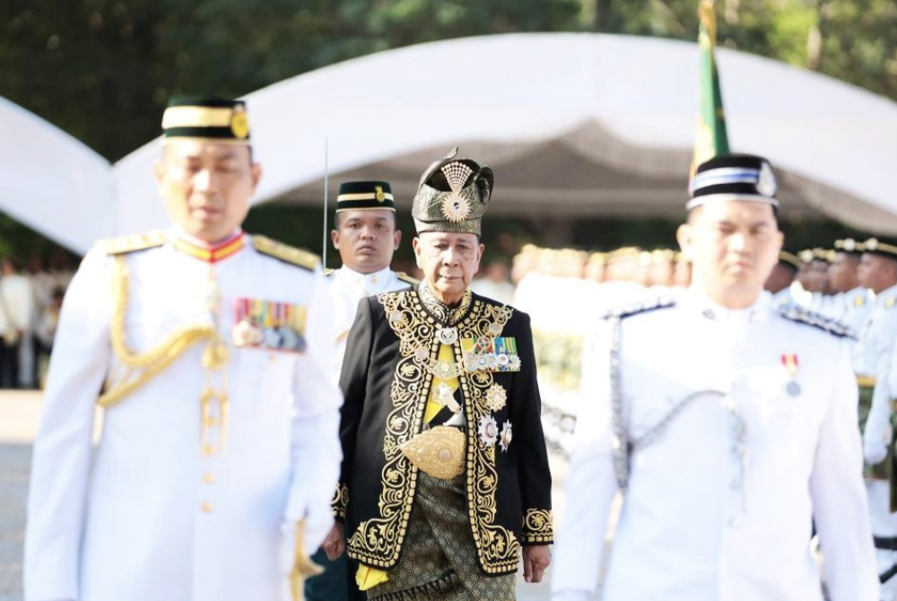 Sultan Sallehuddin berkenan mencemar duli memeriksa perbarisan sempena Mesyuarat Pertama Penggal Keenam, DUN Kedah ke-14 di Wisma Darul Aman pada Ahad.