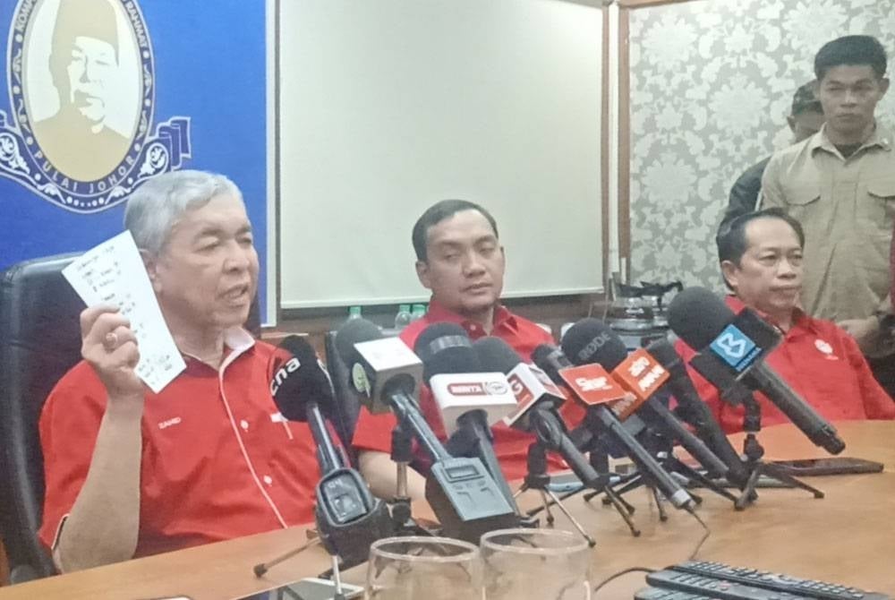 Ahmad Zahid (kiri) pada sidang akhbar selepas Majlis Pengenalan Calon Naib Presiden dan Majlis Kerja Tertinggi UMNO Johor di Kompleks Tan Sri Mohamed Rahmat pada Ahad.