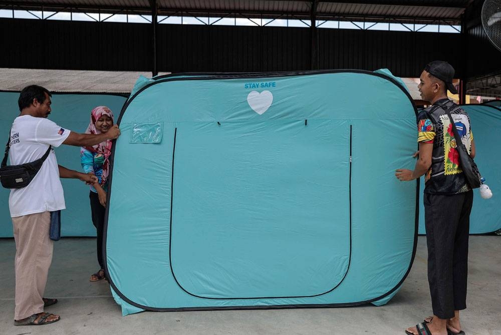 Les habitants de Senggarang ont activement installé des tentes au PPS suite à l'état de leurs maisons situées près de Sungai Senggarang inondées en raison du débordement de la rivière lors d'une enquête dimanche.  - Photo nommée
