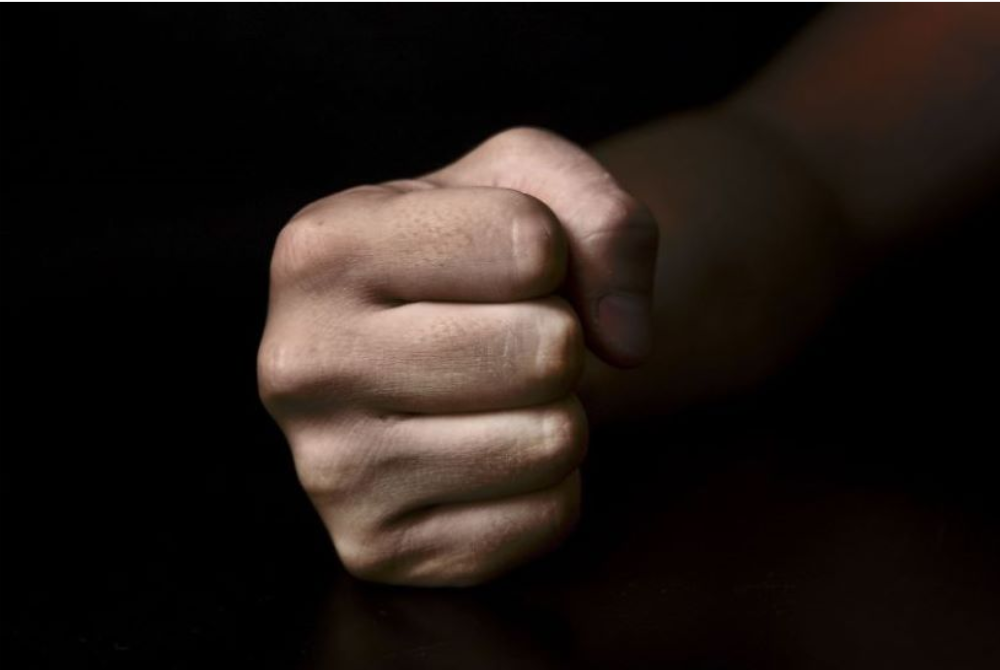 Mangsa menolak menyebabkan suspek yang berang kemudian datang ke arah mangsa yang sedang baring sebelum memijak kaki dan bahu kanan serta menumbuk kepalanya. - Gambar hiasan