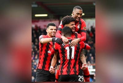 Billing meraikan jaringan bersama pemain Bournemouth ketika menewaskan Liverpool 1-0 di Stadium Vitality pada Sabtu. - Foto Agensi