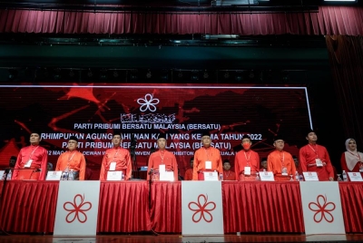 Barisan kepimpinan Bersatu ketika menghadiri Perhimpunan Agung Tahunan ke-5 parti itu. - Foto Bernama