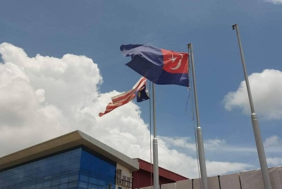 Seorang lelaki tempatan direman bagi membantu siasatan berhubung kes Jalur Gemilang digantung terbalik di sebuah premis perindustrian di Senai. - Foto tular