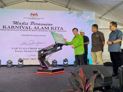 Nik Nazmi (dua dari kanan) menyaksikan Kon Yeow merasmikan Majlis Perasmian Karnival Alam Kita 2023 di Stadium Batu Kawan pada Ahad.
