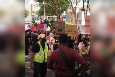 Video tular yang memaparkan sekumpulan individu menyertai himpunan yang diadakan di ibu kota, pada Ahad.
