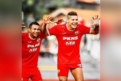 Ayron (kanan) dan Faisal meraikan jaringan pertama Selangor ketika menewaskan Penang 2-1 dalam saingan Liga Super di George Town pada Ahad. - Foto Facebook Selangor FC