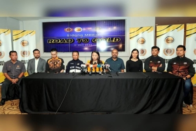 Hannah (tengah) dan Norza (empat dari kiri) ketika sidang akhbar pembentukan Jawatankuasa Road to Gold di Stadium Nasional, Bukit Jalil pada Ahad.