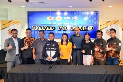Hannah (tengah) mengumumkan pembentukan pasukan projek Road To Gold yang dianggap sebagai projek nasional dengan objektif menyelaras usaha negara dalam memburu pingat emas sulung di temasya Olimpik.